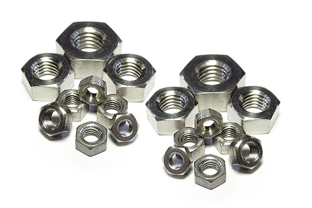 Tuercas de titanio, acero inoxidable y aluminio
